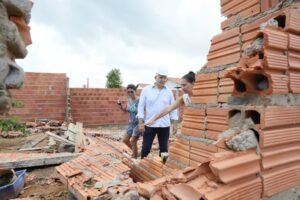 Prefeito Eduardo Siqueira Campos decreta emergência e desenvolve apoio a famílias do Jardim Taquari após vendaval