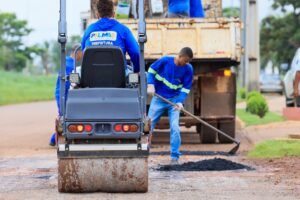 Prefeitura adota estratégia regionalizada para ampliar tapa-buracos em Palmas.