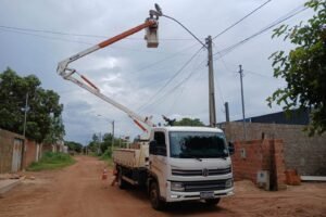 Prefeitura intensifica manutenção da iluminação pública em áreas norte e sul de Palmas.