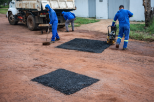 Prefeitura realiza tapaburacos na Rua 37, Avenida D e Avenida Araguaia, em Jardim Aureny III