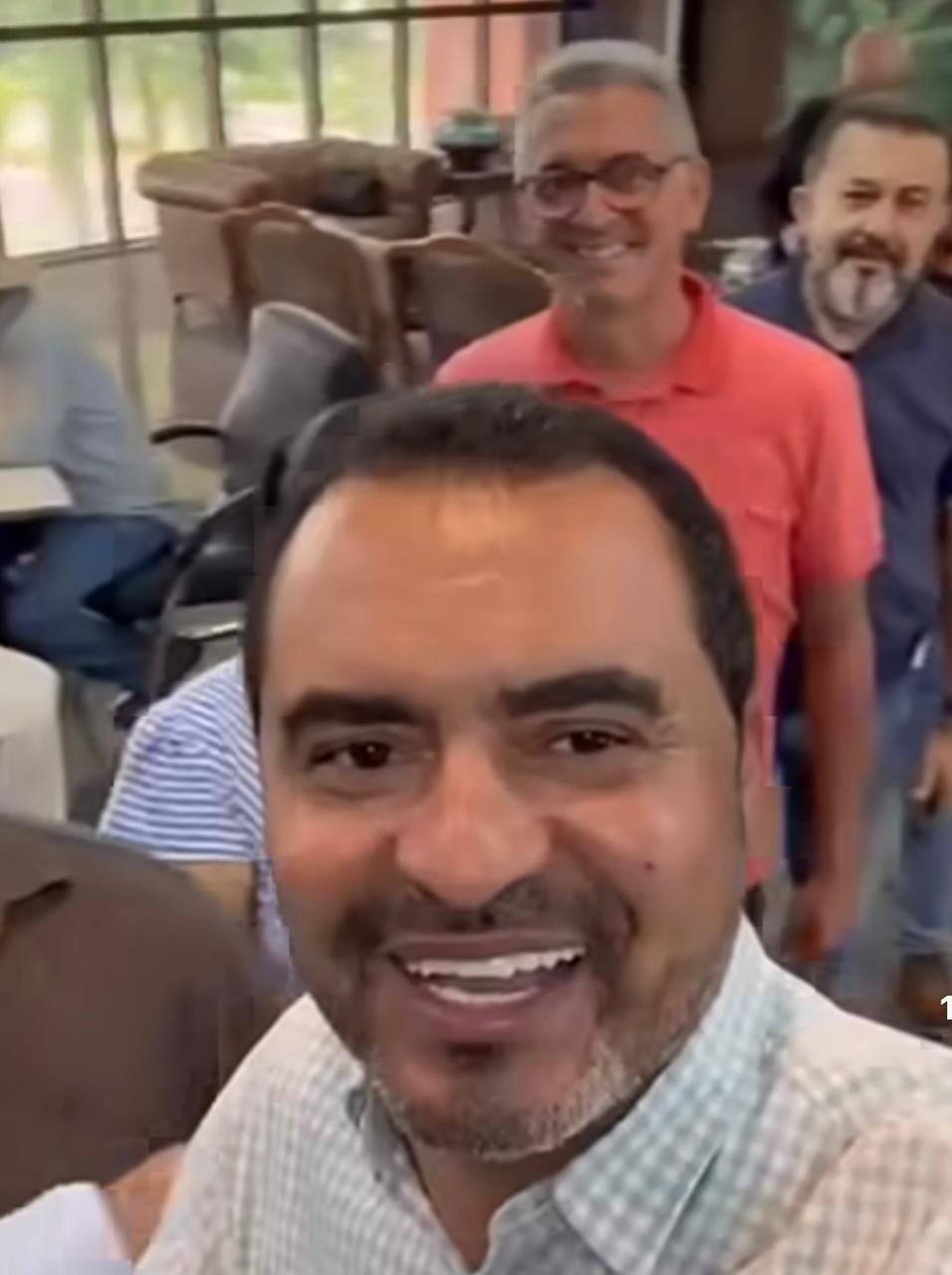 Wanderlei convida prefeitos para almoço no Palácio e usa momento como palco político de articulação.