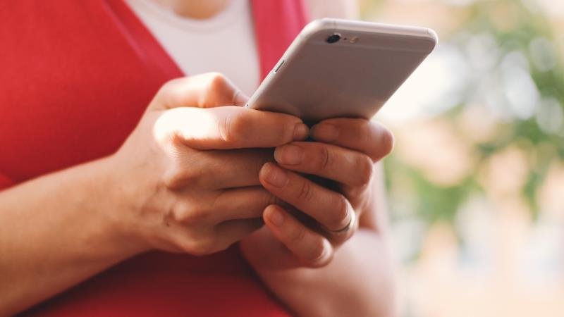 Projeto contra discurso de ódio digital a mulheres é analisado no Senado.