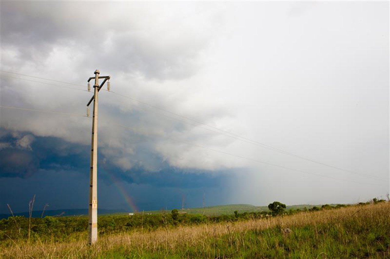 Riscos no campo aumentam com chuvas e mau uso de máquinas e cercas elétricas.