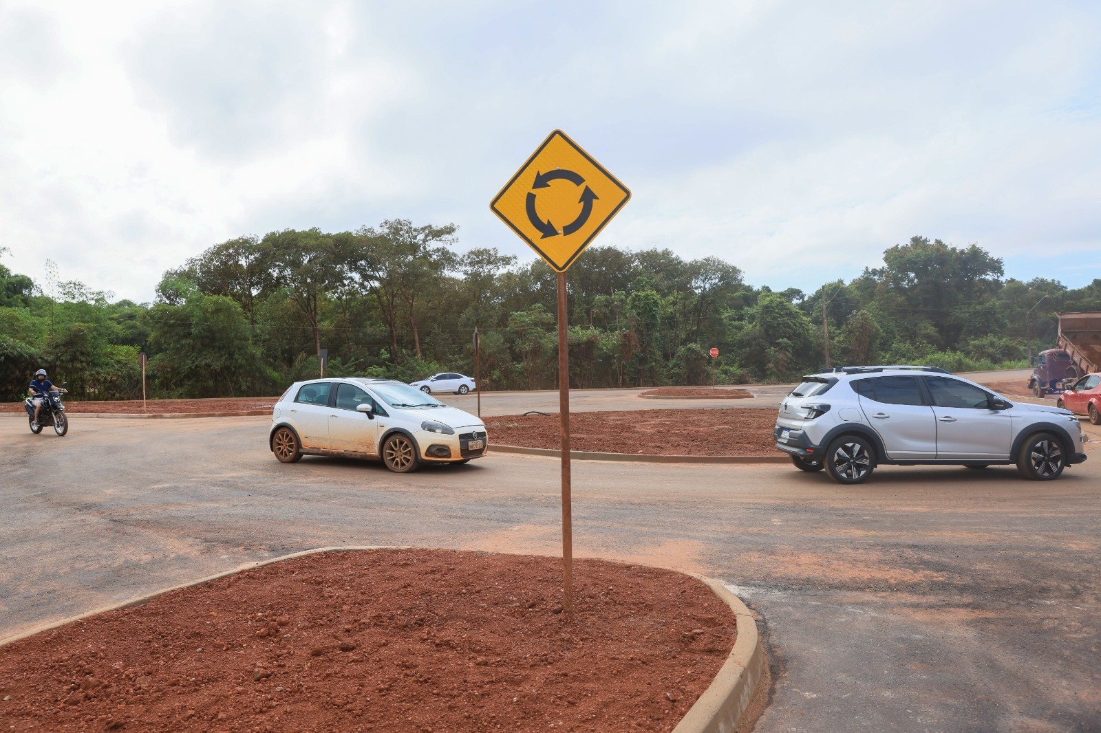 Tráfego liberado na rotatória de acesso à região norte; condutores devem redobrar atenção no novo trajeto.