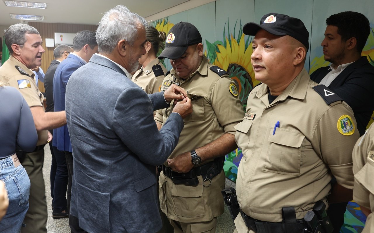 Policiais militares são homenageados em solenidade na Assembleia Legislativa.