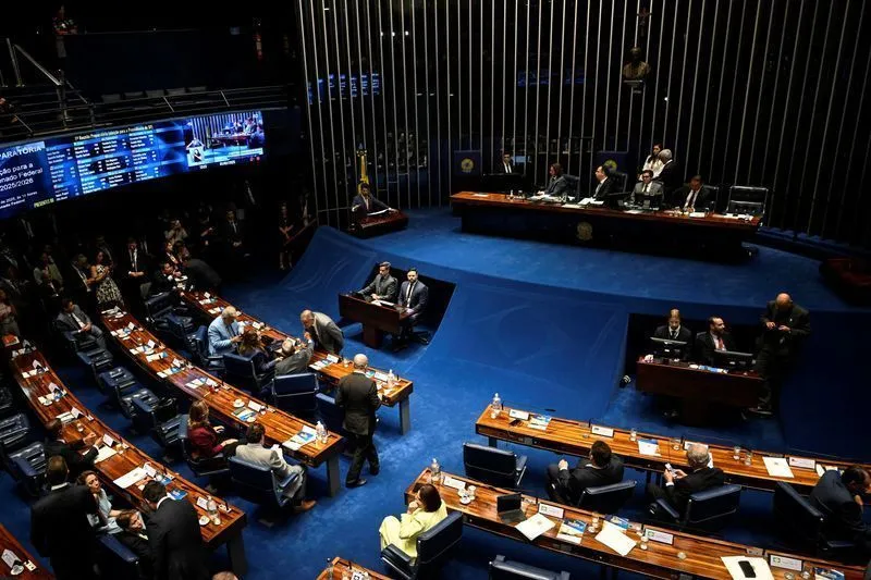 Projeto que amplia licença-paternidade para 20 dias é aprovado no Senado.