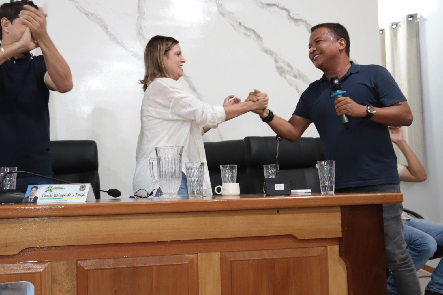 Gazeta Eleições: Auri retira candidatura de filha e declara apoio a Claudia Lelis para estadual.