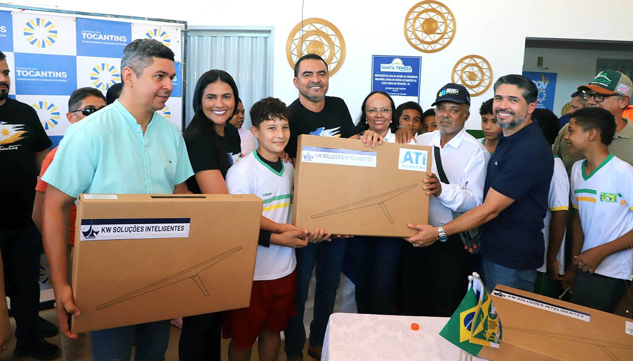 Governador Wanderlei Barbosa entrega primeiro ponto do Tocantins Conectado na comunidade quilombola Barra da Aroeira.