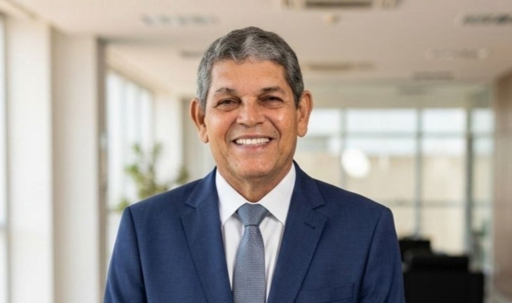 DC lança Marcos Souza como pré-candidato ao governo e advogado ao Senado.
