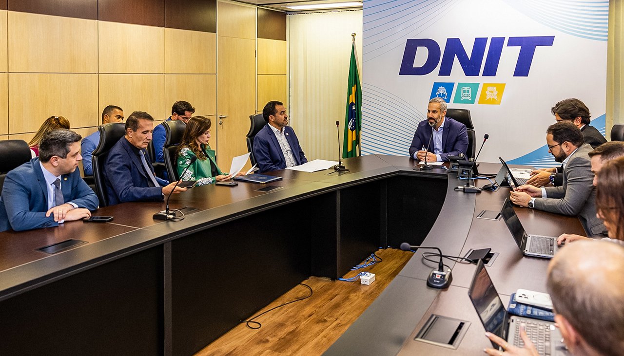 Governador de Tocantins Wanderlei Barbosa e DNIT anuncem parceria para melhorias na TO-010 após interdição de ponte em Pedro Afonso