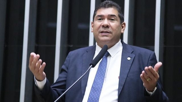 Senado aprova projeto de Pedro Júnior que protege compradores de veículos seminovos de multas do antigo proprietário.