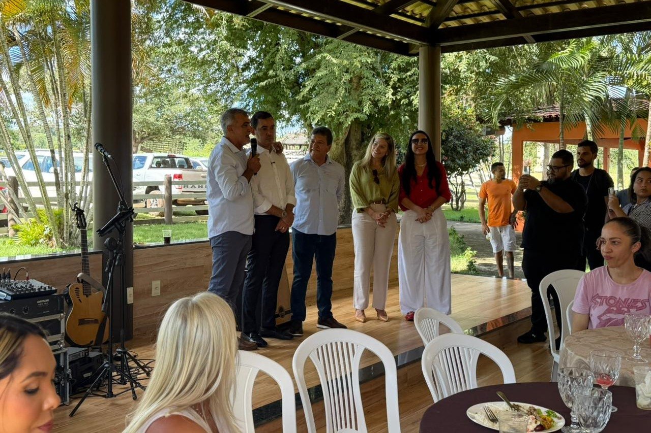 Vicentinho na chácara de Damaso: Amélio dispara troca de farpas após exonerações de seus indicados, defendendo projeto “desembaraçado”.