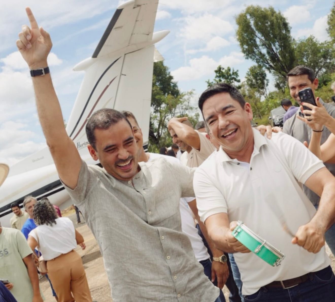 Visita de Vicentinho Jr ao Bico tem recepção com fanfarra do prefeito e boas-vindas do Aquiles; pré-candidato promove contato "casa a casa"