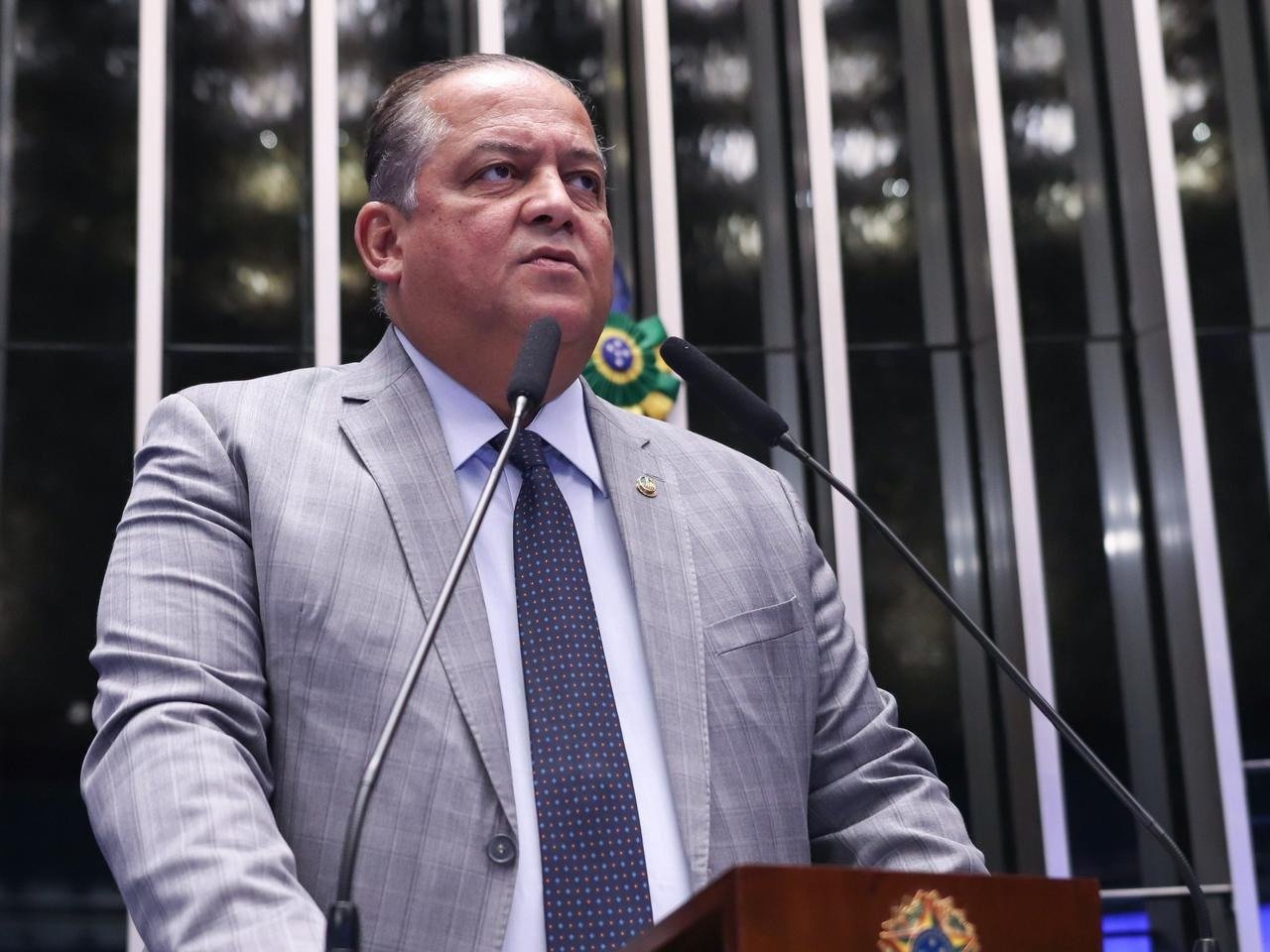 Eduardo Gomes apoia segurança feminina e aprova lei do spray de pimenta