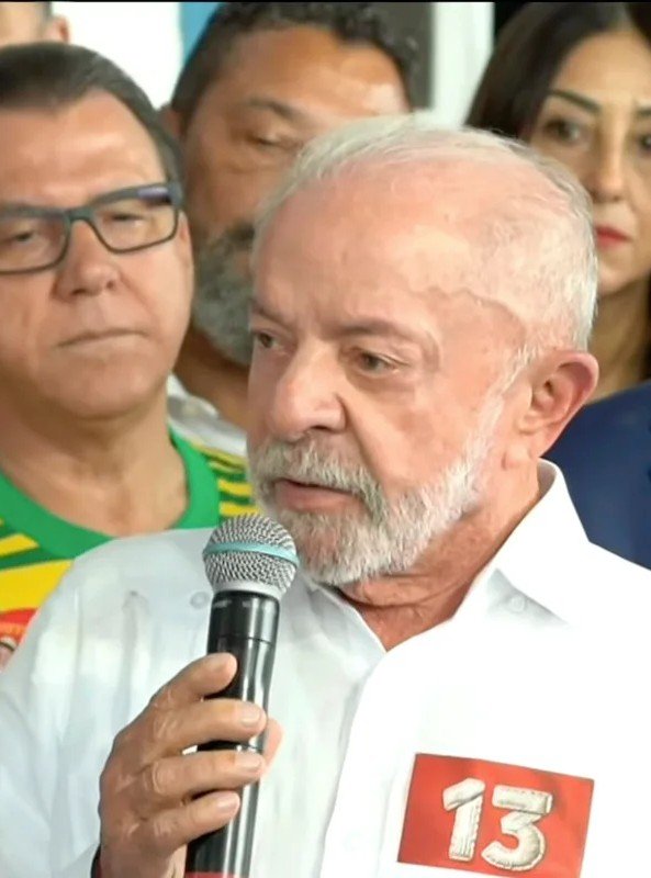 Lula vota em São Bernardo, emocionado com a mobilização, e declara: “Se eu ganhar, devo tudo ao povo brasileiro”.